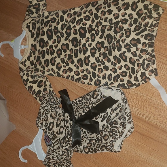2 pc bundle leopard print onesie & bunting sz 3 to 6 mnths - Picture 1 of 3